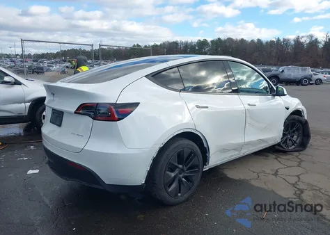 2025 Tesla Model Y Long Range Dual Motor All-Wheel Drive z USA, uszkodzony, nr VIN 7SAYGDEE8SF301889